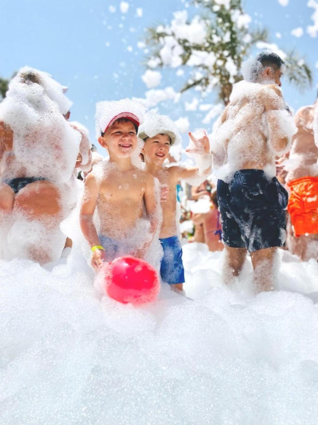 Resort Hawaii Paradise Aqua Park - Families And Couples Only